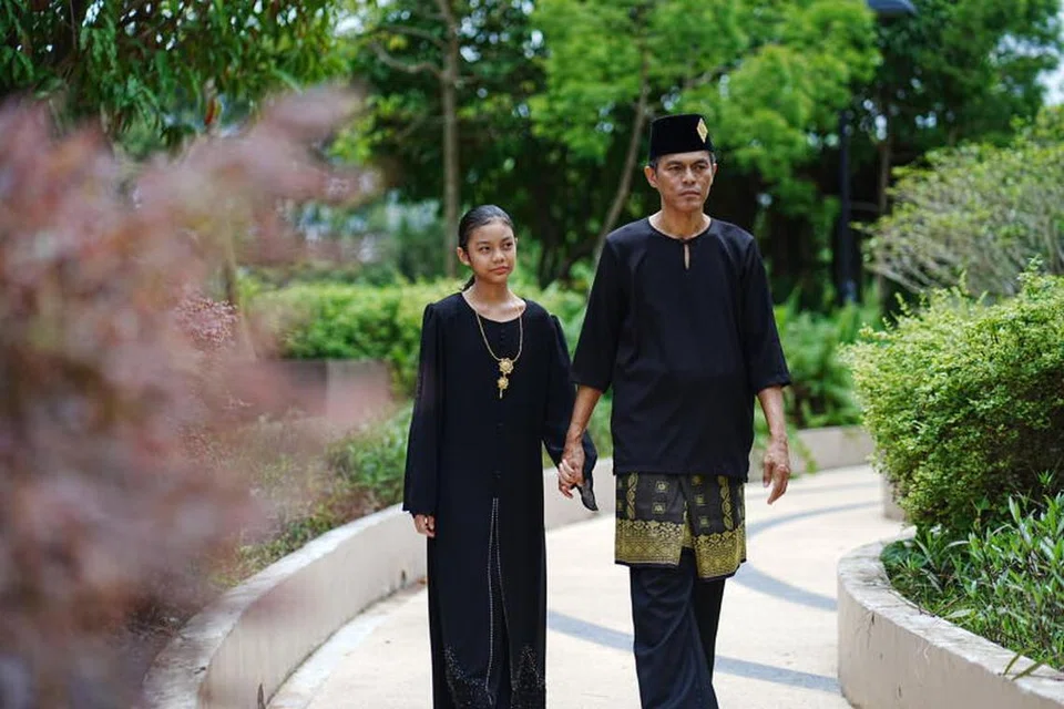 Syawal disambut Hamzah Adon (kanan) dan anaknya, Annsah Fariyah, dengan penuh kesederhanaan selepas pemergian isterinya, Allahyarhamha Anita Wansi, pada 22 Ogos 2023.