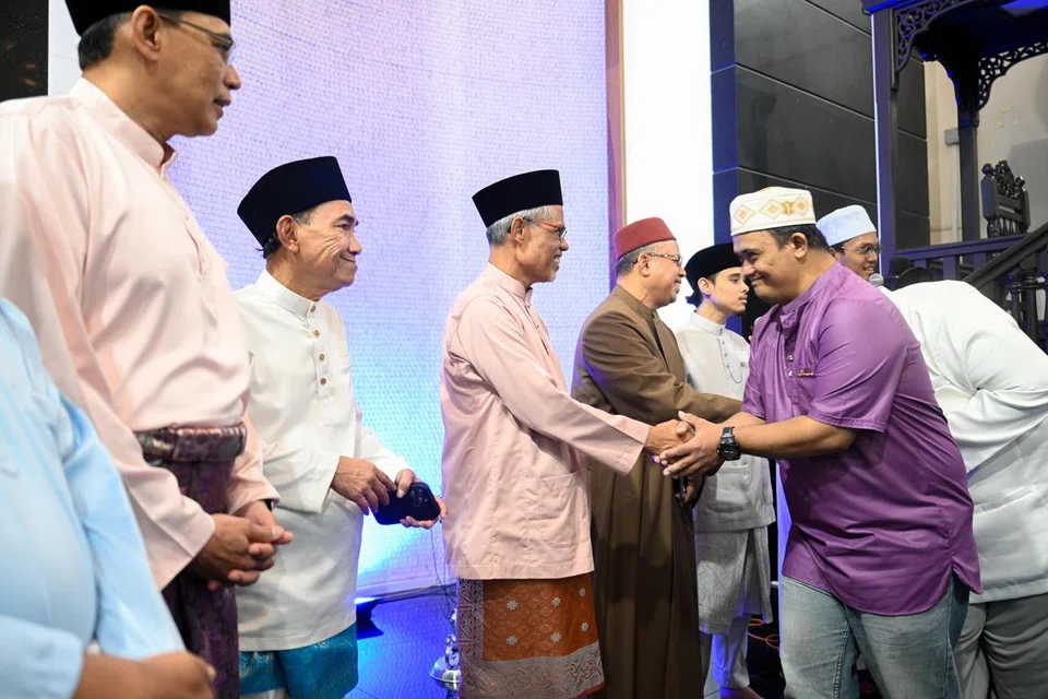 Menteri Bertanggungjawab Bagi Ehwal Masyarakat Islam, Encik Masagos Zulkifli Masagos Mohamad (tiga dari kiri) berinteraksi dengan jemaah yang hadir selepas solat Hari Raya Aidiladha di Masjid An-Nur pada 17 Jun. Beliau ditemani (dari kiri) Ketua Pegawai Eksekutif Majlis Ugama Islam Singapura (Muis), Encik Kadir Maideen; Presiden Muis, Encik Saat A. Rahman dan Timbalan Mufti Ustaz Dr Mohd Murat Md Aris.