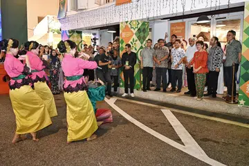 Menteri Pembangunan Negara, Encik Desmond Lee (lima dari kanan); Menteri Negara (Ehwal Dalam Negeri merangkap Pembangunan Negara), Profesor Madya Dr Muhammad Faishal Ibrahim (tujuh dari kanan); Anggota Parlimen GRC Jalan Besar, Cik Denise Phua (tiga dari kanan); dan pengerusi One Kampong Gelam, Encik Zaki Ma’arof (empat dari kanan), menyaksikan persembahan tarian Melayu sebagai sebahagian daripada majlis pembukaan rasmi bazar Kampong Gelam 2025.