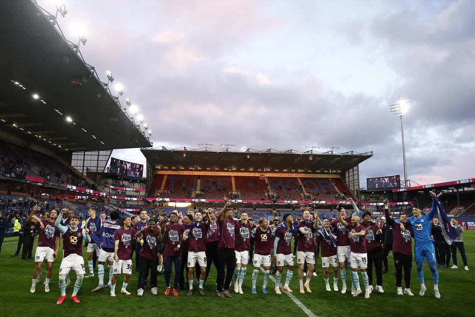 Pasukan kendalian Scott Parker, Burnley, juga berjaya melayakkan diri untuk bermain di Liga Perdana England (EPL) pada musim depan. Keteguhan pertahanan mereka meletakkan mereka di tempat kedua Liga Kejuaraan, sama mata dengan Leeds United.