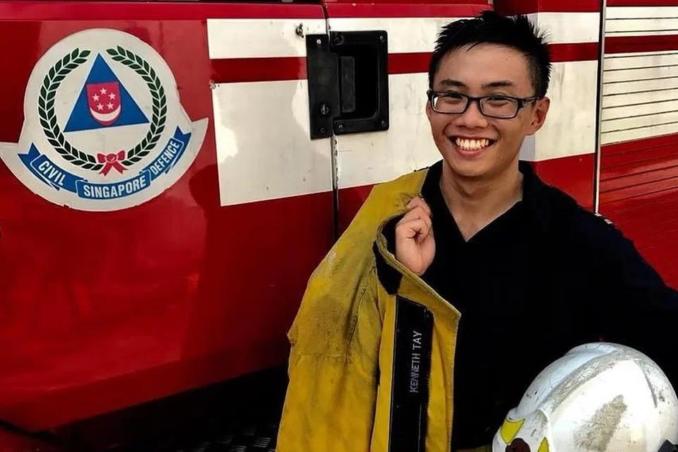 Kapten Kenneth Tay Xue Qin telah digandingkan dengan seorang lagi rakan sekerja untuk memadamkan kebakaran di dalam bilik enjin yang diselubungi asap kira-kira 3.30 pagi. 