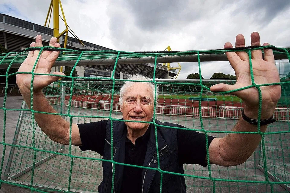 JARINGAN KONTROVERSIAL BERSEJARAH: Tilkowski sehingga beliau meninggal dunia pada usia 84 tahun minggu lalu (gambar atas) berkata gol yang membantu England menjulang satu-satunya Piala Dunia yang dimenanginya tidak melewati garisan gawang. - Foto-foto AP, AFP