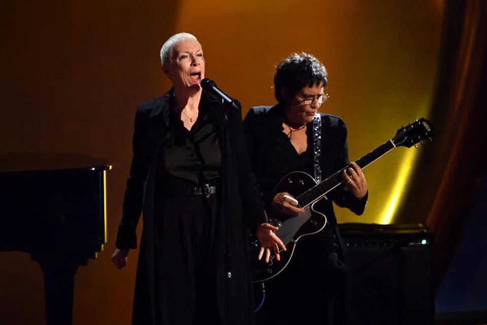 Annie Lennox mendendangkan lagu ‘Nothing Compares 2 U’ yang menaikkan nama Sinead O’Connor atau nama Islamnya, Shuhada’ Sadaqat, sebagai mengenang jasa Allahyarhamha dalam muzik dunia.