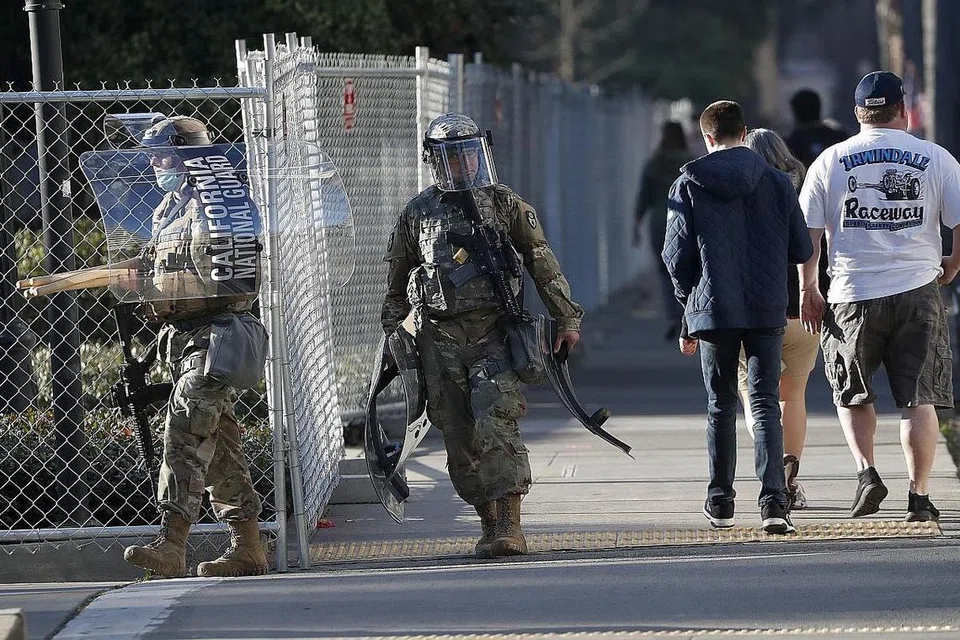 KAWALAN KETAT: Pasukan tentera dan polis mengawal di Bangunan Capitol di California bagi mengelak sebarang kejadian tidak diingini, semasa majlis angkat sumpah Presiden Joe Biden yang akan berlangsung esok. - Foto EPA-EFE 