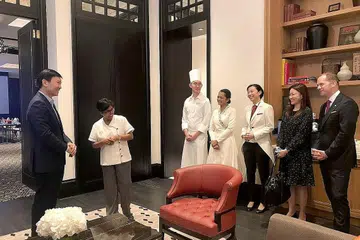 LEBIH BANYAK PELUANG: Mereka yang berminat meneroka bidang pelayanan kini boleh menjangkakan lebih banyak latihan dan peluang pekerjaan dengan adanya pengumuman program baru yang diumumkan Encik Chee Hong Tat (kiri). Beliau dilihat berinteraksi dengan kakitangan Hotel Raffles. - Foto MCI