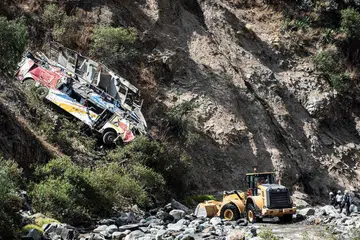 TRAGEDI DI PERU: Sebuah bas jatuh ke gaung awal pagi kelmarin semasa melalui jalan sempit Carretera Central, kira-kira 60 kilometer di timur ibu negara, Lima. Seramai 32 penumpang terkorban termasuk dua kanak-kanak. - Foto AFP