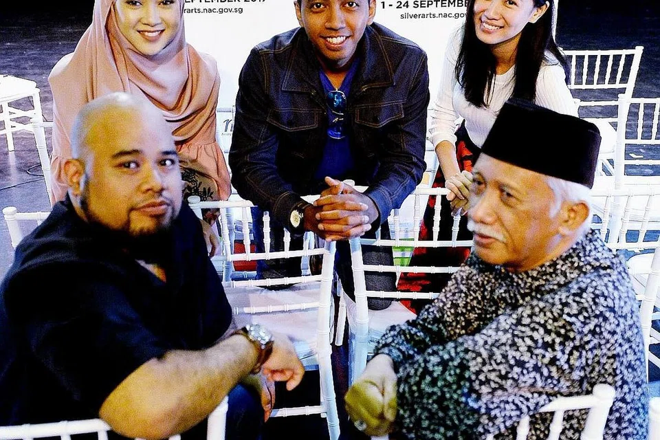 PERTUKARAN IDEA SILANG GENERASI: Pementasan 'Syair Biola' yang diterbitkan Saiful Amri (depan di kiri) dan diarah Nadiputra (depan di kanan) dijayakan bersama oleh tiga pelakon muda (barisan belakang dari kiri), Siti Shahirah Samad, Anwar Hadi Ramli dan Tammie Chew. - Foto-foto KHALID BABA