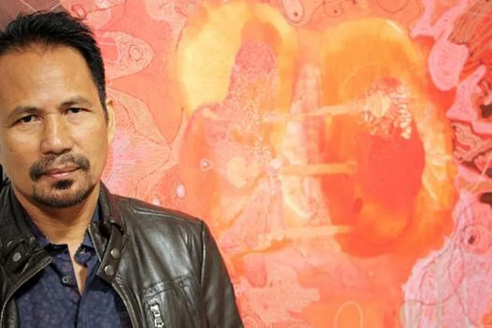 SASARAN PENGUMPUL KARYA SENI: M. Nasir bergambar bersama salah sebuah lukisannya berjudul 'Degup' yang dipamerkan dalam pameran solonya Tanda II yang berlangsung di Galeri Tapak, Shah Alam, minggu lalu. - Foto M. SALIHIN SULAIMAN