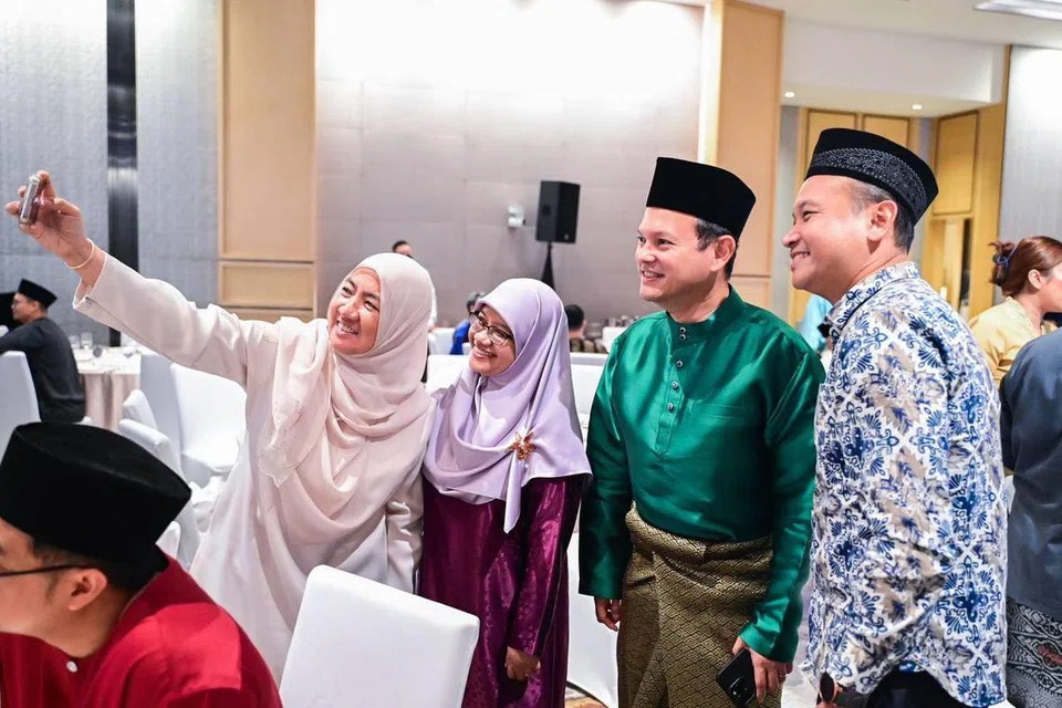 Menteri Negara Kanan (Pertahanan merangkap Tenaga Manusia), Encik Zaqy Mohamad (dua dari kanan), bersama Mayor Majlis Pembangunan Masyarakat (CDC) South East, Encik Mohd Fahmi Aliman (kanan) bergambar dengan antara tetamu yang hadiri ke majlis Makan Tengah Hari Rangkaian Hari Raya Mendaki Singapura. 