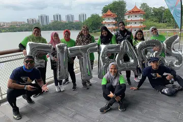 DORONG MASYARAKAT: Semangat menggalak masyarakat Melayu/Islam untuk bersenam mendorong Cik Haslinda Ali (duduk depan) memulakan gerakan FitFab lima tahun lalu. - Foto ihsan HASLINDA ALI