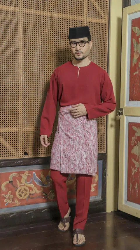 Klasik Raya Mawar Baju Melayu ($149) menggabungkan gaya klasik dengan sentuhan moden, diperbuat daripada campuran kapas lembut dan poliester tahan lama. 