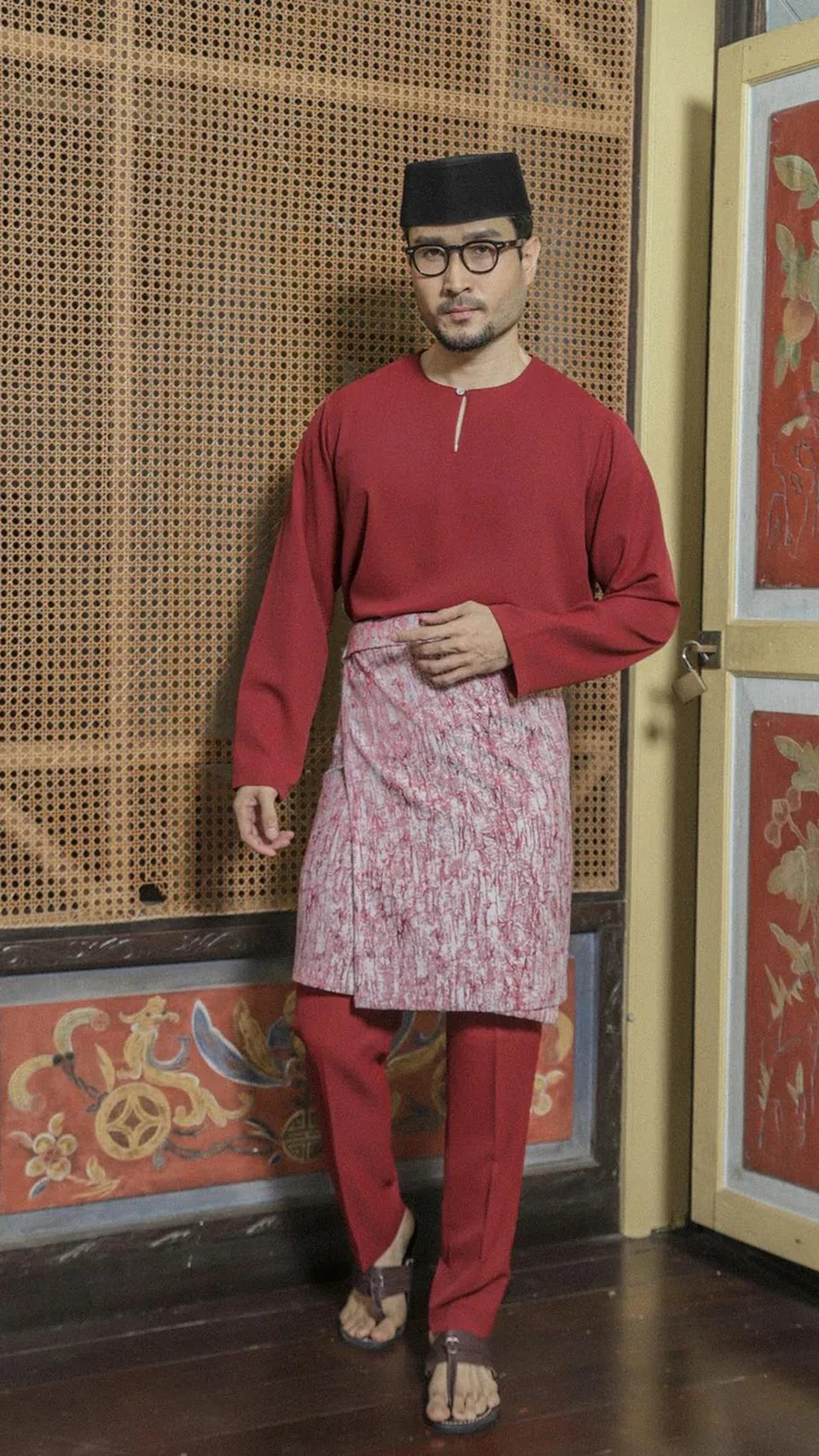 Klasik Raya Mawar Baju Melayu ($149) menggabungkan gaya klasik dengan sentuhan moden, diperbuat daripada campuran kapas lembut dan poliester tahan lama. 