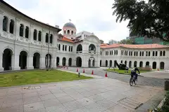JALANI PENINGKATAN: Muzium Seni Singapura yang ditempatkan di bekas bangunan sekolah, Institusi St Joseph (SJI), di Bras Basah Road, merupakan Monumen Negara yang telah diwartakan. Ia bakal dipertingkat memandangkan ia belum pernah menjalani kerja-kerja peningkatan sejak dibuka pada 1996. - Foto fail