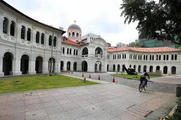 JALANI PENINGKATAN: Muzium Seni Singapura yang ditempatkan di bekas bangunan sekolah, Institusi St Joseph (SJI), di Bras Basah Road, merupakan Monumen Negara yang telah diwartakan. Ia bakal dipertingkat memandangkan ia belum pernah menjalani kerja-kerja peningkatan sejak dibuka pada 1996. - Foto fail