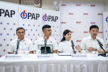 Menteri Pengangkutan, Encik Chee Hong Tat (kanan), bakal mengetuai pasukan baru PAP di GRC Bishan-Toa Payoh. Anggota pasukannya yang lain ialah (dari kiri) Encik Saktiandi Supaat dan dua muka baru – Encik Cai Yinzhou dan Cik Elysa Chen. Mereka menggantikan Dr Ng Eng Hen dan Encik Chong Kee Hiong yang tidak akan bertanding dalam pilihan raya umum akan datang.