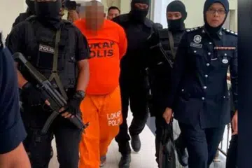 Lelaki (berbaju jingga) yang dipercayai membunuh sebelum membakar kediaman keluarganya di Pagoh, Muar, Johor, sehingga menyebabkan kematian ibu bapa dan anak saudaranya pada 9 Ogos lalu, ditahan reman tujuh hari.