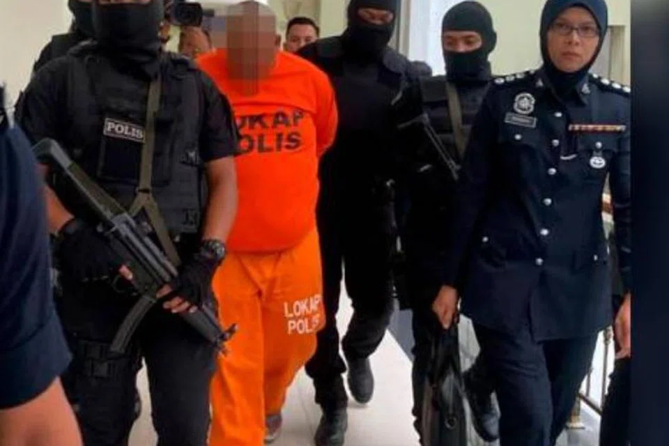 Lelaki (berbaju jingga) yang dipercayai membunuh sebelum membakar kediaman keluarganya di Pagoh, Muar, Johor, sehingga menyebabkan kematian ibu bapa dan anak saudaranya pada 9 Ogos lalu, ditahan reman tujuh hari.