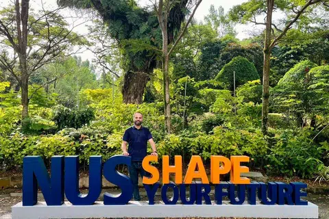 Di bawah program biasiswa possiswazah Kementerian Ehwal Luar (MFA) Singapura, Encik Samih Qabaha, kini diberi peluang melanjutkan pengajian sarjana dalam bidang Keselamatan Infokom di Universiti Nasional Singapura (NUS).