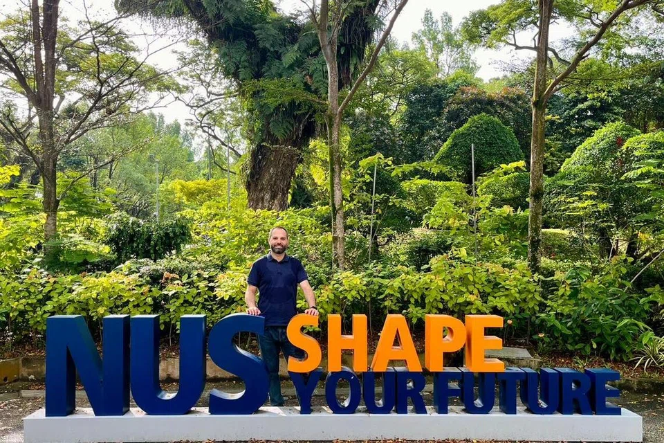 Di bawah program biasiswa possiswazah Kementerian Ehwal Luar (MFA) Singapura, Encik Samih Qabaha, kini diberi peluang melanjutkan pengajian sarjana dalam bidang Keselamatan Infokom di Universiti Nasional Singapura (NUS).