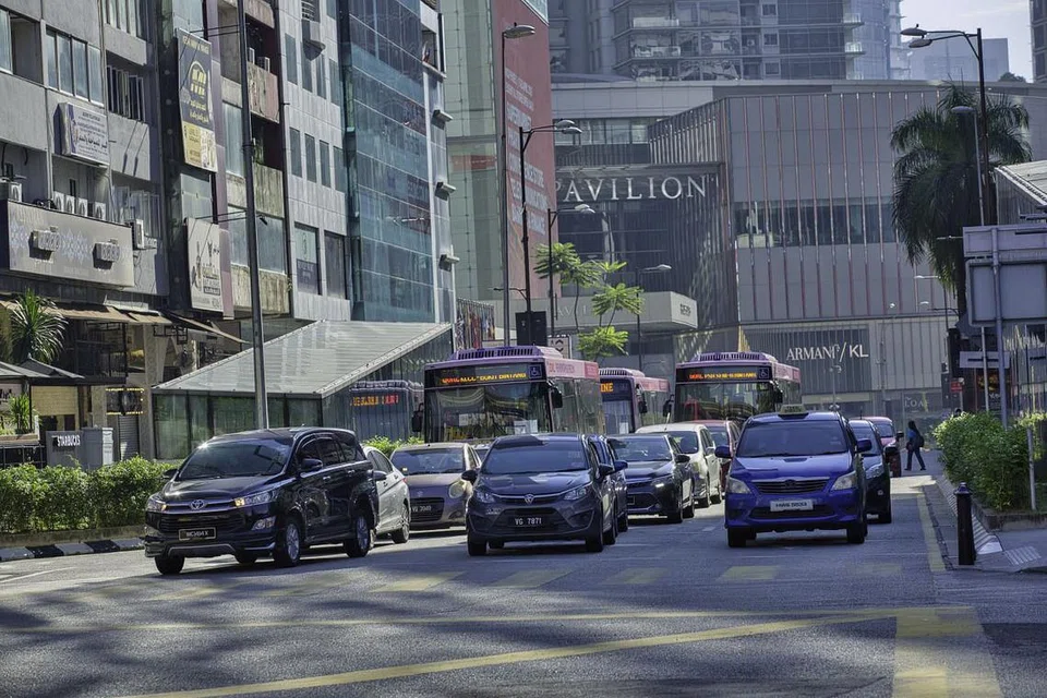 SESAK: Keadaan lalu lintas menjadi sesak di Kuala Lumpur. FOTO: EPA-EFE. 