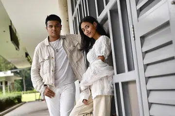 JALINAN IDEA ANAK MUDA: Lagu tentang dua insan yang terpisah dalam penantian cinta, 'Gerhana' mengajar Aisha Ayesha (kanan) dan Rahmat Damansari tentang erti kerjasama seni. - Foto BH oleh ARIFFIN JAMAR