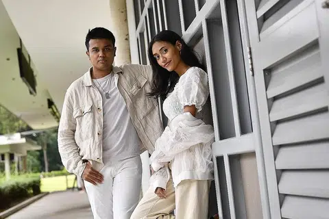 JALINAN IDEA ANAK MUDA: Lagu tentang dua insan yang terpisah dalam penantian cinta, 'Gerhana' mengajar Aisha Ayesha (kanan) dan Rahmat Damansari tentang erti kerjasama seni. - Foto BH oleh ARIFFIN JAMAR