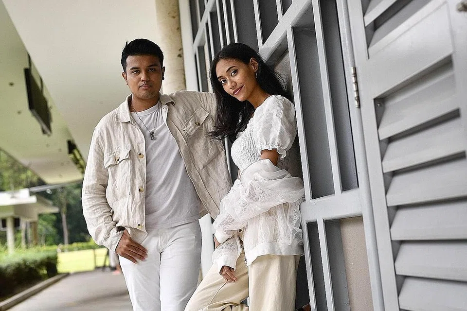 JALINAN IDEA ANAK MUDA: Lagu tentang dua insan yang terpisah dalam penantian cinta, 'Gerhana' mengajar Aisha Ayesha (kanan) dan Rahmat Damansari tentang erti kerjasama seni. - Foto BH oleh ARIFFIN JAMAR