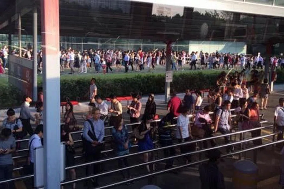 TERGENDALA: Penumpang terpaksa beratur panjang untuk menaiki bas apabila khidmat laluan NEL antara stesen Punggol dan Sengkang tergendala semalam. - Foto TWITTER