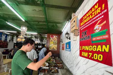 Hanie’s Cafe di Sungai Buloh, Selangor, menarik ramai pelanggan dengan tawaran bufet makan tengah hari RM7 sepinggan sejak 2021.