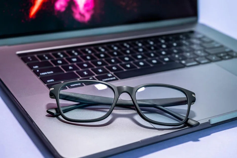 AKIBAT TENGOK KOMPUTER TERLALU LAMA: Sindrom penglihatan komputer adalah gangguan pada keupayaan penglihatan mata akibat penggunaan komputer untuk waktu yang panjang. - Foto ISTOCKPHOTO