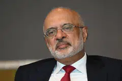 Dengan transaksi pada 7 dan 8 November, pegangan saham semasa DBS Encik Piyush Gupta telah berkurang daripada 2.2 juta saham kepada 1.9 juta saham.