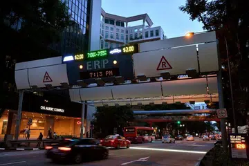 Alat pembaca Bayaran Elektronik Jalan Raya (ERP) yang baru, OBU, akan menggantikan IU sedia ada mulai tahun depan, menjelang pelancaran sistem ERP generasi akan datang. FOTO: LIM YAOHUI