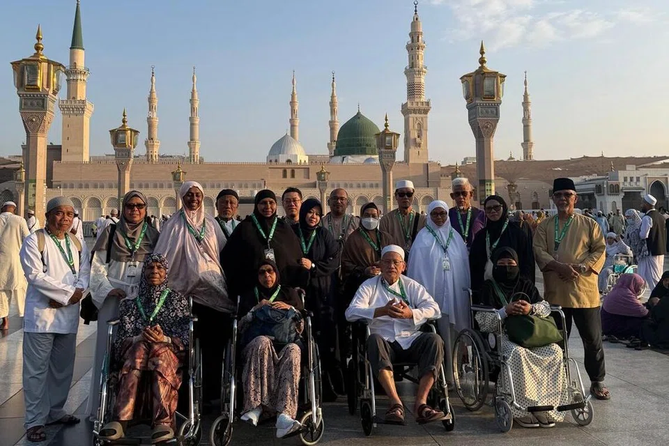Agensi Shahidah Travel & Tours akan membawa rombongan umrah dan dijadualkan berangkat pada 22 Oktober. Menurut Pegawai Eksekutif Shahidah Travel and Tours, Encik Ayoob Angullia, agensi itu sedang menunggu nasihat lanjut daripada Kementerian Ehwal Luar (MFA) mengenai sama ada perjalanan tersebut dapat diteruskan. Namun, setakat ini, tiada seorang pun dalam kalangan jemaah yang menarik diri daripada perjalanan umrah tersebut, dan penerbangan masih beroperasi seperti biasa.