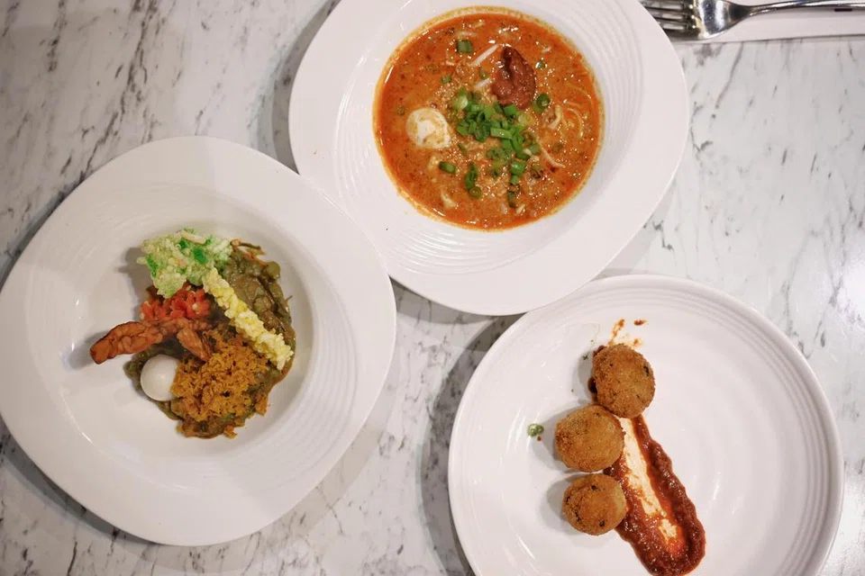 PELBAGAI JUADAH: Risoto Ayam Buah Keluak Risoto, mi siam Mamak dan Laksa Kesum Cakerawala mencerminkan kepelbagaian kaum di Singapura. 