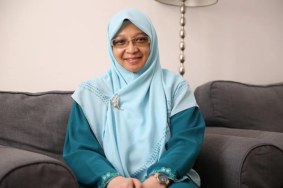 PENGENALAN SEJARAH SILAM SINGAPURA: Cik Junaidah Baharawi yang merupakan naib juara kategori Cerpen Melayu, Anugerah Pena Emas, didorong menghasilkan cerpen '1942' bagi mengenalkan generasi muda dengan jerih payah hidup ketika Perang Dunia Kedua serta perihal tokoh perjuangan, Leftenan Adnan. - Foto-foto BH oleh SAMUEL ANG 