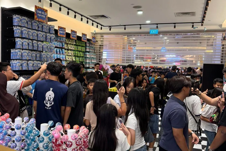 Seramai 700 orang membanjiri cawangan baru SGFR di Bedok Mall pada majlis perasmian pada 17 Januari.