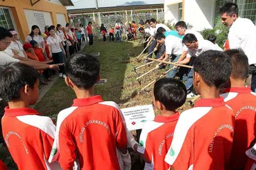 BERKEBUN: Pada 6 Disember 2012, kanak-kanak dari Darul Ma'wa telah menyertai relawan dari The Ascott Limited untuk membajak tanah untuk berkebun di premis mereka di Guillemard Crescent. - Foto fail