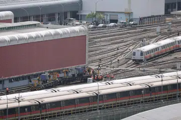 Kakitangan dan jurutera SMRT berusaha memperbaiki kenderaan kejuruteraan di depoh Bishan pada 7 Februari 2025. 
