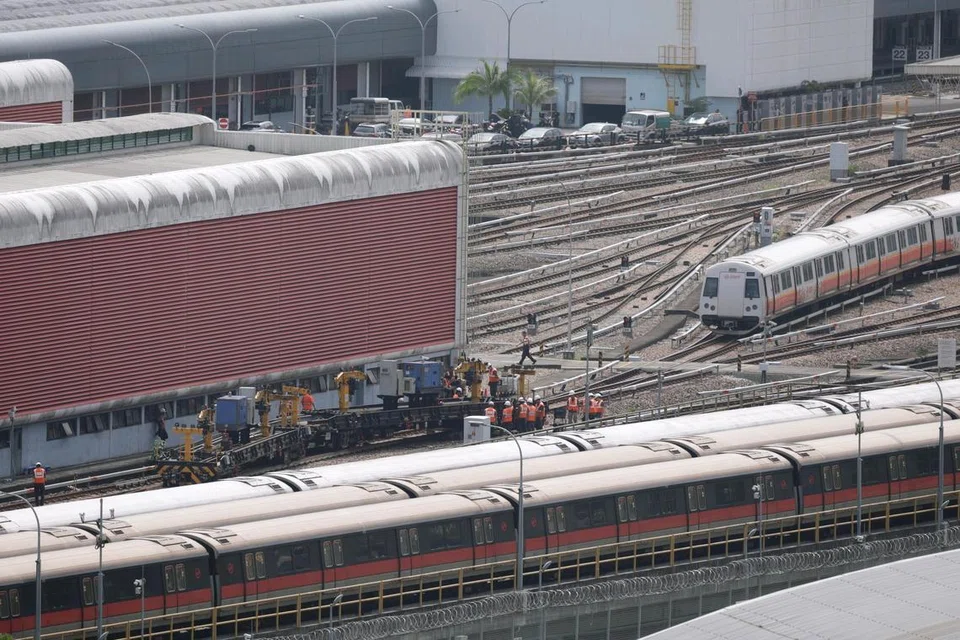 Kakitangan dan jurutera SMRT berusaha memperbaiki kenderaan kejuruteraan di depoh Bishan pada 7 Februari 2025. 