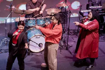 Peserta ‘Kaki Nyanyi’, (dari kiri) Zalelo, Izat Ibrahim dan Shai Othman mampu seiring jalan membuat persembahan spontan bersama, sesuatu kemahiran yang diraih daripada program itu.