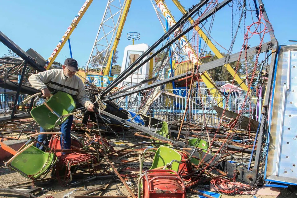 Seorang lelaki membersihkan runtuhan di sebuah taman hiburan yang terkena serangan udara Israel di perkampungan Nabatiyeh el Faouqa, selatan Lebanon.