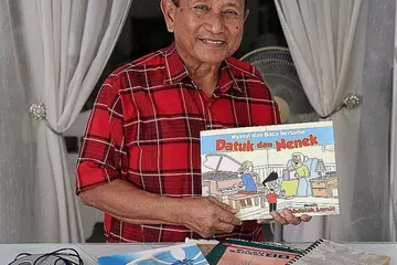 DUA MINAT GURU PESARA: Muzik dan mengajar masih membara dalam jiwa guru pesara, Encik Abdolah Lamat. Malah pada usia 72 tahun, beliau giat menjadikan pembelajaran bahasa Melayu menarik buat kanak-kanak menerusi penggunaan lagu. - Foto BM oleh KEVIN LIM