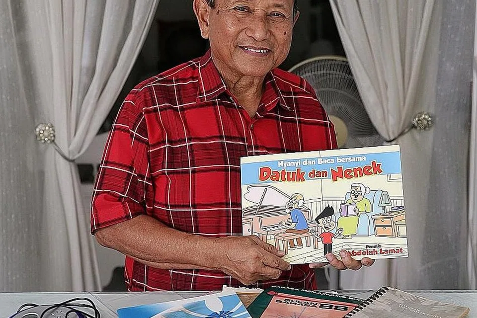 DUA MINAT GURU PESARA: Muzik dan mengajar masih membara dalam jiwa guru pesara, Encik Abdolah Lamat. Malah pada usia 72 tahun, beliau giat menjadikan pembelajaran bahasa Melayu menarik buat kanak-kanak menerusi penggunaan lagu. - Foto BM oleh KEVIN LIM