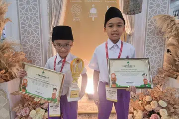 Pelajar Madrasah Wak Tanjong Al-Islamiah, Fursanul Haq (kiri), murid darjah dua memenangi tempat kedua dan murid darjah tiga, Ahmad Husaini (kanan) pula  memenangi tempat keempat, bagi pertandingan Tilawah Quran yang dianjurkan Pertapis pada acara Salam Fest 2024 yang berlangsung pada November 2024 lalu.