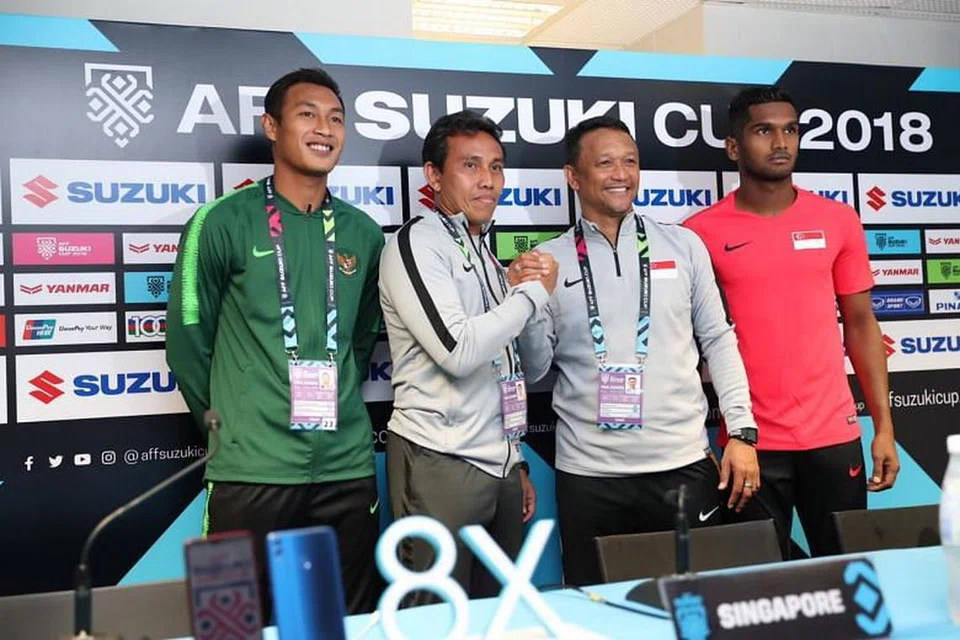 (Dari kiri) Kapten Indonesia Hansamu Yama dan jurulatih Bima Sakti bersama jurulatih Singapura Fandi Ahmad dan kapten Hariss Harun di sidang media Piala AFF Suzuki hari ini.
