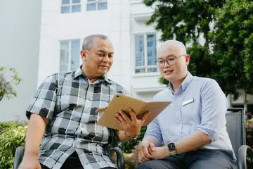 PENINGKATAN TEKNOLOGI: Encik Zainal Abidin Zainuddin (kiri) bersama Dr Yuen Yew Sen (kanan) yang sudah lakukan tiga pembedahan ke atas mata Encik Zainal.