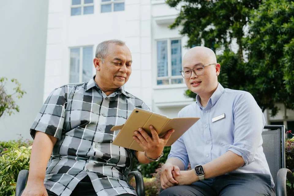PENINGKATAN TEKNOLOGI: Encik Zainal Abidin Zainuddin (kiri) bersama Dr Yuen Yew Sen (kanan) yang sudah lakukan tiga pembedahan ke atas mata Encik Zainal.