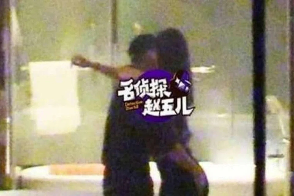 Gambar mesra dan gif Lin dan seorang wanita yang dikenali sebagai model dan pelakon Zhao Yaqi disiar di Weibo pada Khamis (17 Nov). 