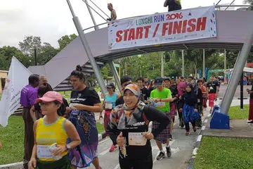 MERIAH SEKALI: Para peserta memulakan perlumbaan yang dianjurkan tahun lalu. - Foto LARIAN LUNGHI 2016