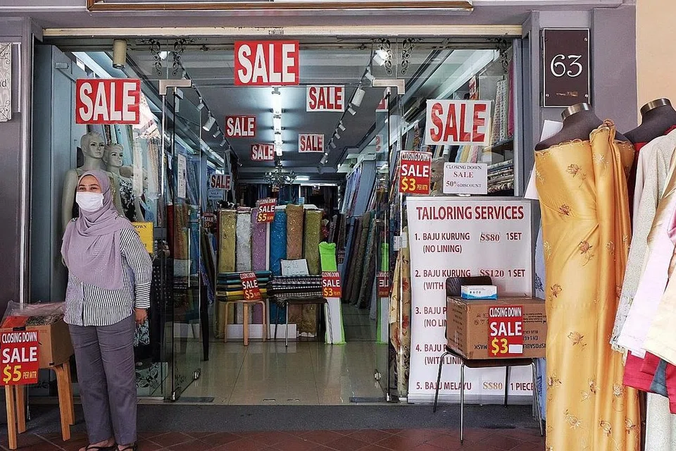 ADAKAN JUALAN MURAH: Beberapa kedai kain di Arab Street mengadakan potongan harga untuk menggerakkan stok lama.